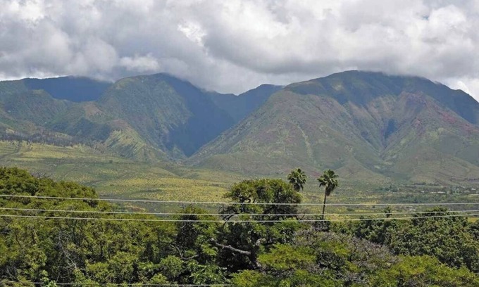 Historic Lahaina Front Street Condominio | New Downtown Lahaina Beachfront Mountain View Condo with AC