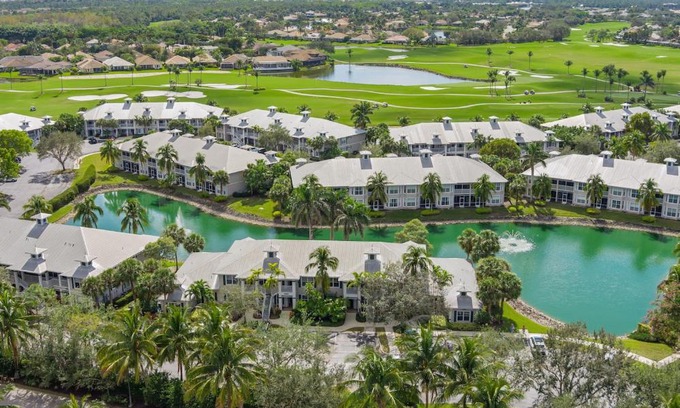 Naples Apartamento | Lely Greenlinks Top Floor - on Golf Course, Minutes from Beaches, Downtown!