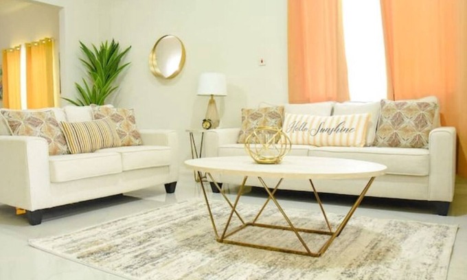 Little London Casa | LEMONADE, Option of Daily Breakfast, Beach Access
