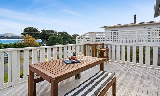 Palliser Bay Casa | Lendale Bach - Lake Ferry Holiday Home