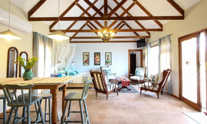 George Casa | Lentelus Guesthouse