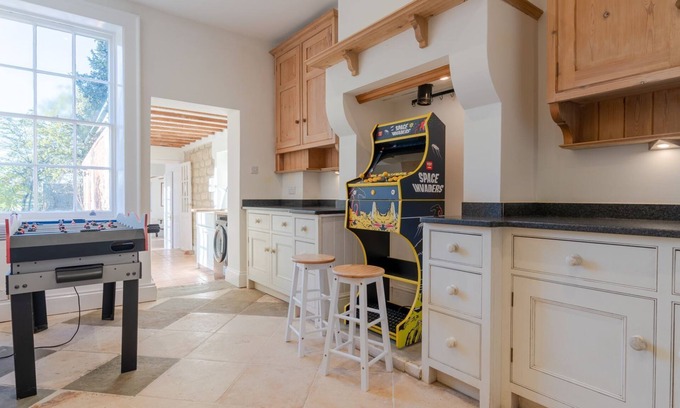 Stonehouse Casa | Leonard Stanley House, nr Stroud - sleeps 18 guests in 9 bedrooms