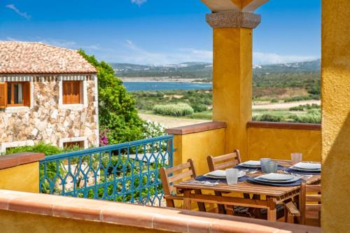 Porto Pozzo Apartamento | LEONE FLAT VII & Private Terrace with SEA VIEW