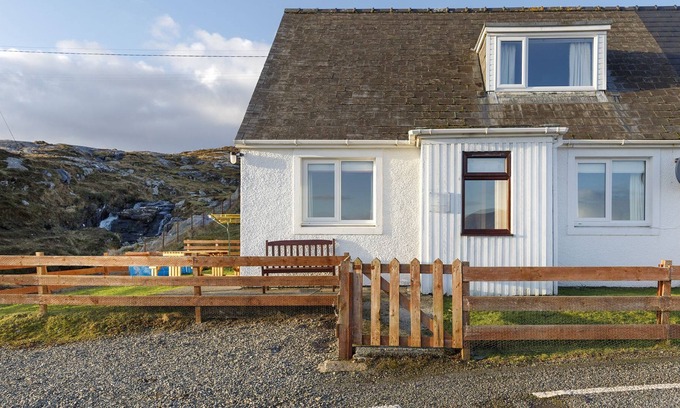 Harris Cabaña | Leosavay Cottage- sits on the shoreline of a busy wildlife hub
