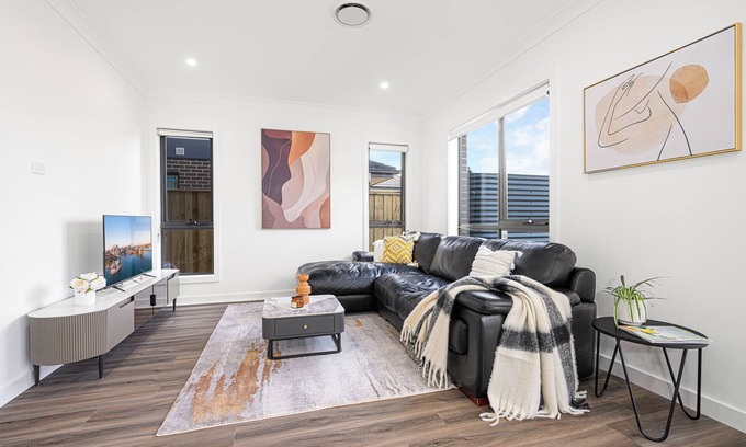 Leppington Casa | Leppington 5Br house near Woolworths/ Tran station