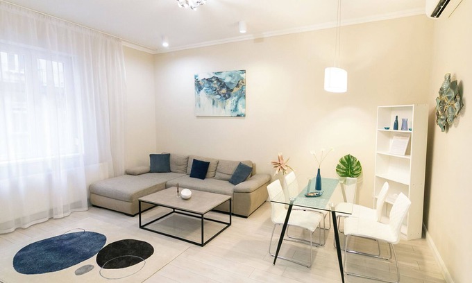 Rozsadomb Apartamento | Lerissa Buda apartment in superb Budapest near Castle District with WiFi, AC