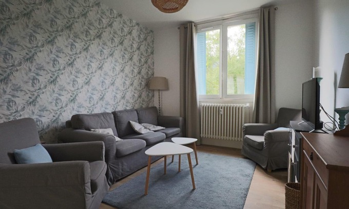 La Bourboule Apartamento | Apartamento 'Les Agapanthes' con vistas a la montaña y Wi-Fi