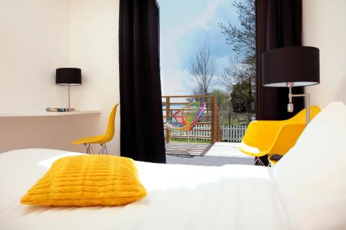Saint-Pierre-la-Garenne Hotel | Les Canisses