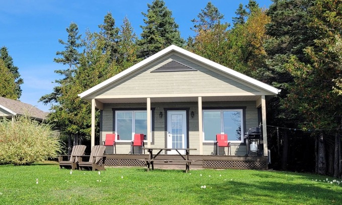 Miguasha-Ouest Chalet De Esquí | Les Chalets de la Mer, located opposite Baie-des-Chaleurs in Miguasha in Gaspési
