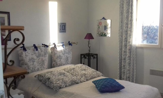Lorgues Cama Y Desayuno | Les Chardons Bleus