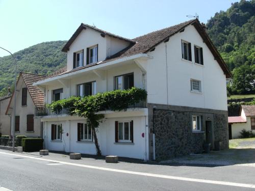Vic-sur-Cere Apartamento | Les Glycines