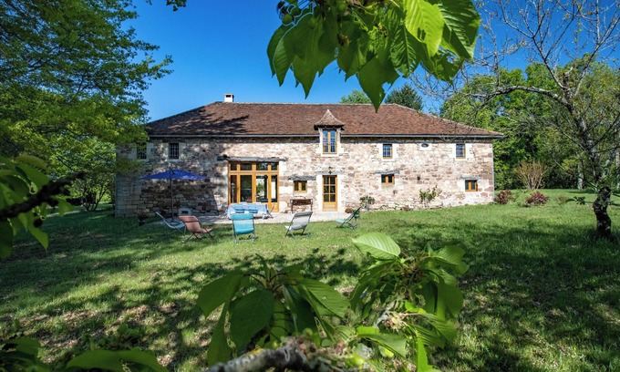 Sainte-Trie Casa | Les Granges de la Machardie – Casa rural en Dordoña con piscina y cancha de tenis