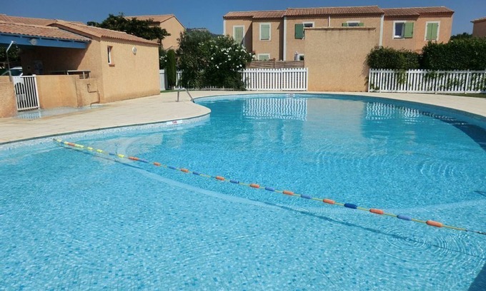 Eyguieres Casa | Les pieds dans la piscine la tête dans la tour" rental