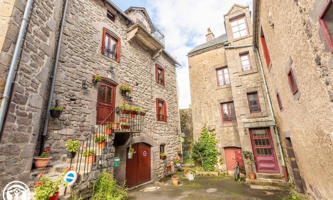 Besse-en-Chandesse Casa | Les Remparts - Besse ET ST Anastaise