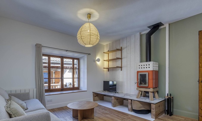 Menthon-Saint-Bernard Casa | Les Volets Bleus – Charming Village House