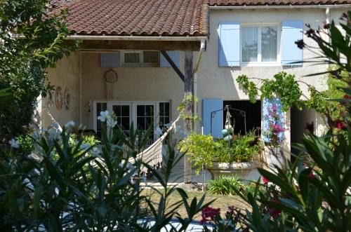 Brie-sous-Mortagne Casa | Les volets bleus