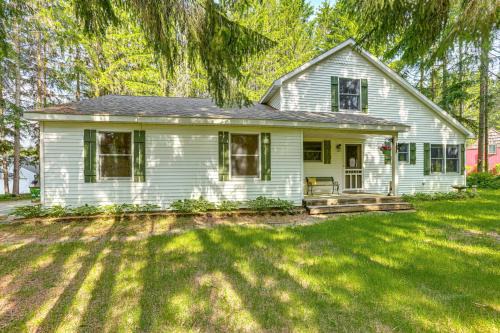 Cadillac Casa | Less Than 1 Mi to ATV Trails Cadillac Golf Retreat!