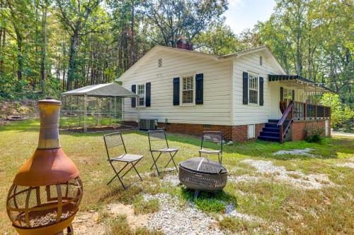 Greenville - Spartanburg Casa | Less Than 1 Mi to Paris Mtn State Park Retreat with Deck!