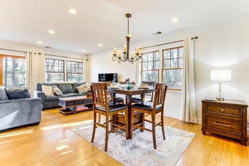 Mansfield Depot Apartamento | Less Than 3 Mi to UConn Peaceful Home on Pine lake