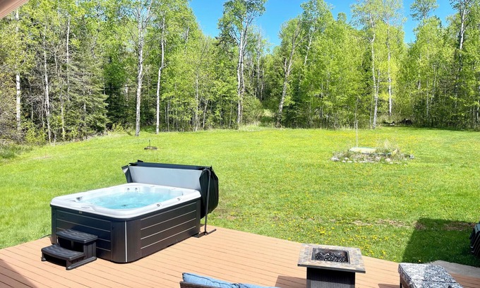 North Shore Cabina | Lester River Retreat - 8 miles to Downtown Duluth