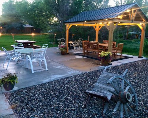 East Thermopolis Casa | Let's Go ! Highly Rated, Location Perfect, Pools One Minute, Amenity-Rich with Wonderful Comfort, and Pup Friendly, Discover An Exceptional Wyoming Stay, Thermopolis River Walk Home at Hot Springs State Park, 'Where Families and Fisherman Stay'
