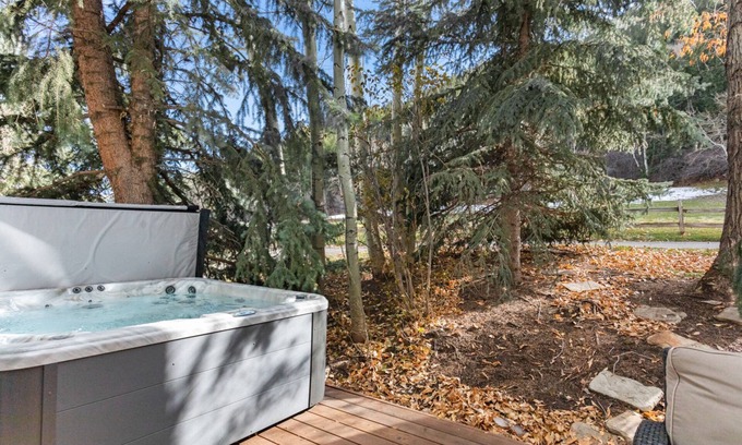 Eagle-Vail Casa | Home Is Where Your Dog Is! Let Us Be Your Vacation Home, for Your Whole Family, with 4BR, Hot Tub!