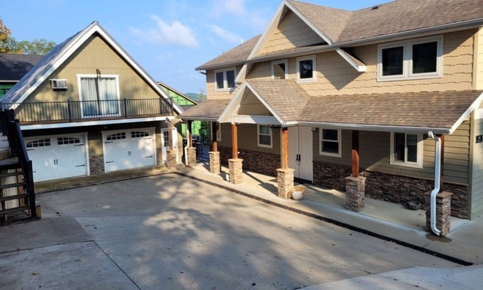 Linn Creek Casa | Let your family getaway begin at your waterfront home, minutes from attractions!