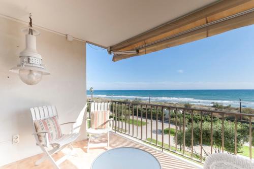 Gava Apartamento | LETS HOLIDAYS Beach front apartment in Gavà Mar, Pine Beach