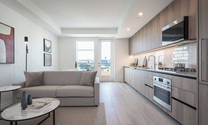Melrose Apartamento | Level Hollywood: Luxe Stays in West Hollywood w/ Urban Oasis & Resort Amenities