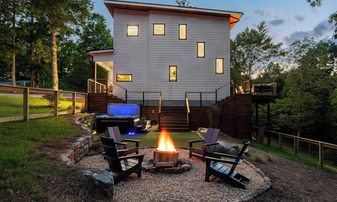 Young Harris Cabina | LevelUp: Dog-friendly mountain retreat. Hot tub, fenced yard & amazing views for ultimate relaxation
