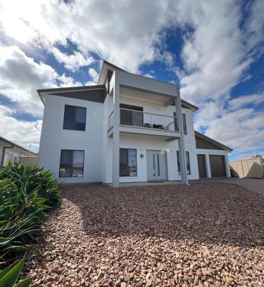 Port Hughes Casa | Levendi on Par