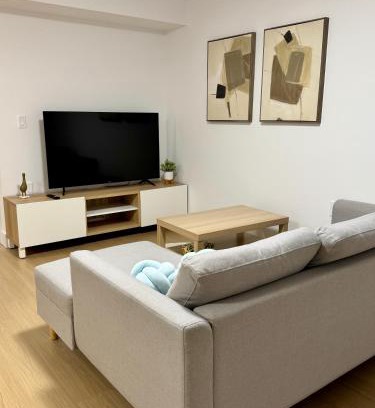 Willoughby Casa | Levida Living - Cozy 2 Bedroom Suite at the Heart of Langley