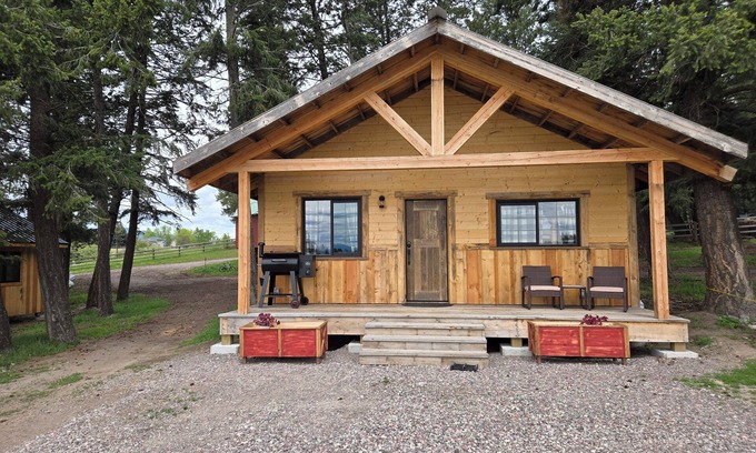 Columbia Falls Cabina | "Lewis and Clark" cabin at Columbia Mountain Ranch. Near Glacier National Park!