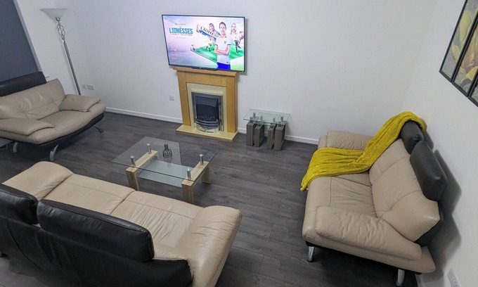 Burnley Casa | Leyland Road Retreat - 4 Bedroom House