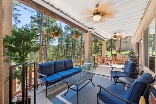 Colorado Springs Casa | Lg 4-br 2-ba with pool table and 7 person -hottub 10 min to USAFA