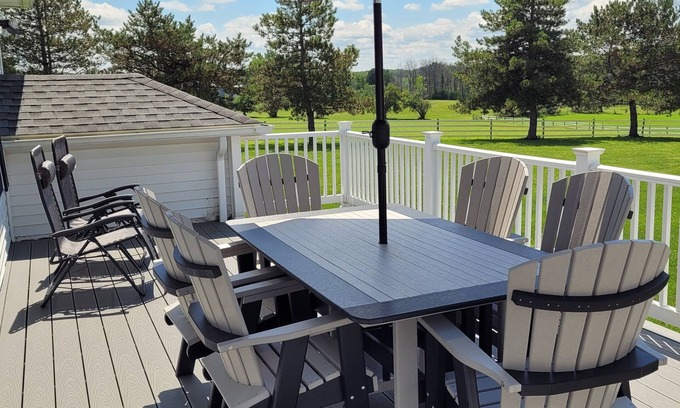 Oaks Corners Cabaña | LG Backyard, BBQ Grill, Sleeps 12, Cottage in Stanley