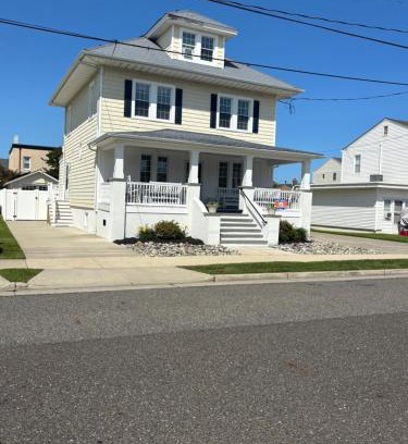 Cape May - Wildwood Villa | Lg fam6 br home sleeping 18 1 block to beach & boardwalk
