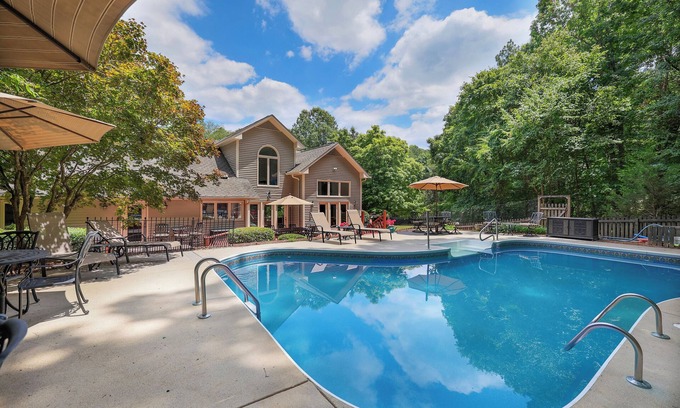 North Garrett Road Casa | Lg Pool House w/ Hot Tub Central to RTP*Pool Open*