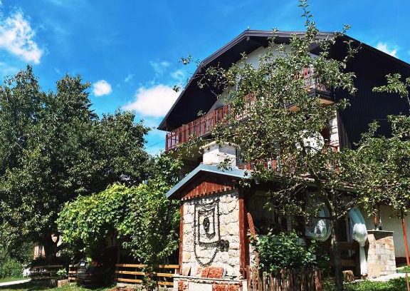 Donji Lapac Casa | Ličke noći