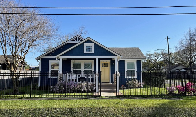 Greater Heights Casa | Li’l Blue Bungalow 2bd-2bath Sunset Heights