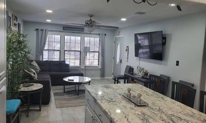 San Antonio Casa | Lib's Place ... A cheerful three bedroom home!