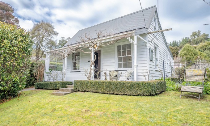 Akaroa Casa | Libeau Cottage - Akaroa Holiday Home