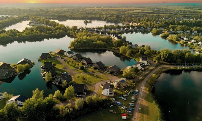 Ampney Crucis Casa | Libelle: Luxury Lakeside Retreat with Hot Tub