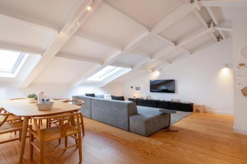 Sao Jose Apartamento | Liberdade Stylish Attic Apt with AC and City View