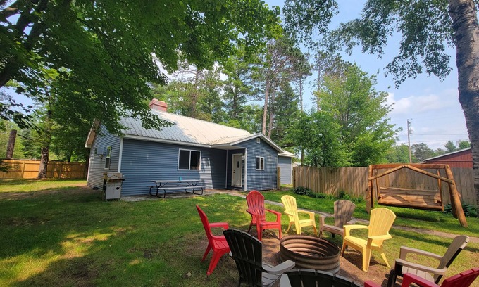 Au Train Casa | Liberty Cabin, 3 blocks from Lake Superior, near Pictured Rocks and trail access