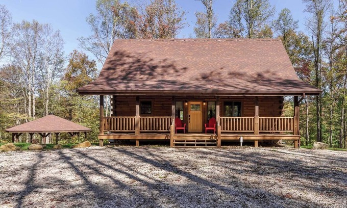 South Bloomingville Casa | Liberty Hill Cabin | Covered Firepit | Near Caves