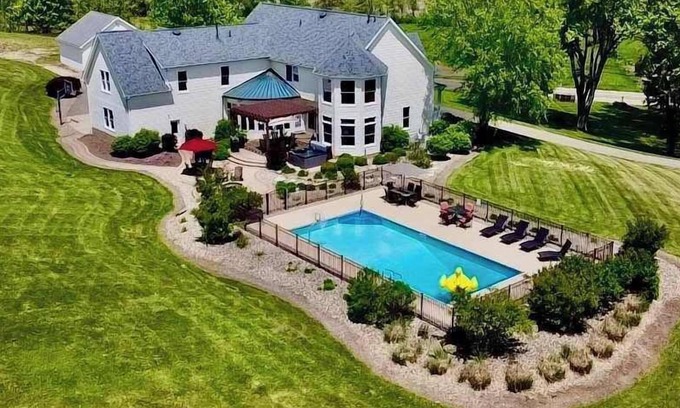 New Philadelphia Casa | Liberty Hill Lodge, Hot Tub & Pool