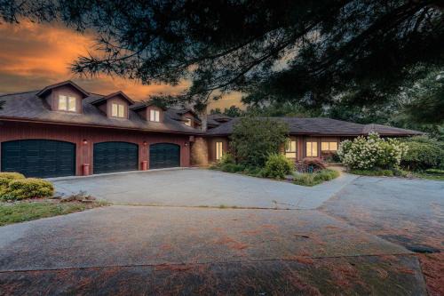 New Plymouth Casa | Liberty Lodge Pool & Hot Tub Game Room BBQ