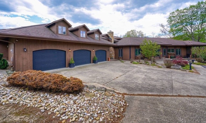 New Plymouth Cabina | "Liberty Lodge" - Sleeps 28 near the park with huge Game Room, Pool, Hot tub etc