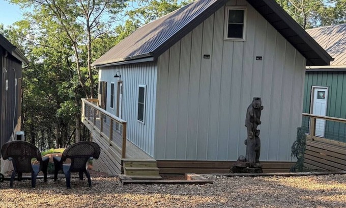 Eagle Rock Cabina | PET FRIENDLY AND BRAND NEW! walk-down to water sleeps 6 quiet cove near marina